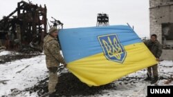 Українські військові з прапором на шахті «Бутівка», лютий 2017 року