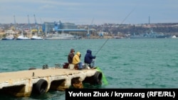 Рибалки на пірсі під час карантину. Севастополь, анексований Крим.10 квітня 2020 року