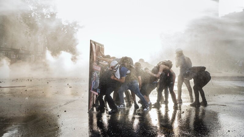Антивладини протести во Чиле, уапсени 14 лица