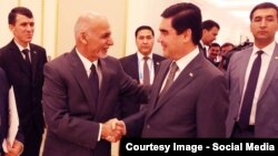 Afghan President Ashraf Ghani (left) shakes hands with Turkmen President Gurbanguly Berdymukhammedov at a previous meeting in June 2016.