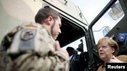 Германската канцеларка Ангела Меркел зборува со германски војаска. 