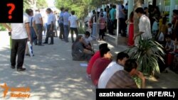 Aşgabatda daşary ýurt diplomlaryny krar etdirmek üçin nobata duran ýaşlar we olaryň dogan-garyndaşlary.