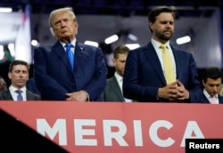 Candidatul republican, fostul președinte al SUA Donald Trump stă alături de candidatul la vicepreședinție J.D. Vance la Convenția Națională Republicană (RNC),16 iulie 2024.