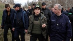 Procurorul general al Ucrainei, Irina Venediktova, alături de un criminalist francez, în orașul Bucea, 12 aprilie 2022.