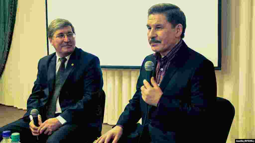 Галимҗан Гыйлманов белән Роберт Миңнуллин сәхнәдә әңгәмә корды