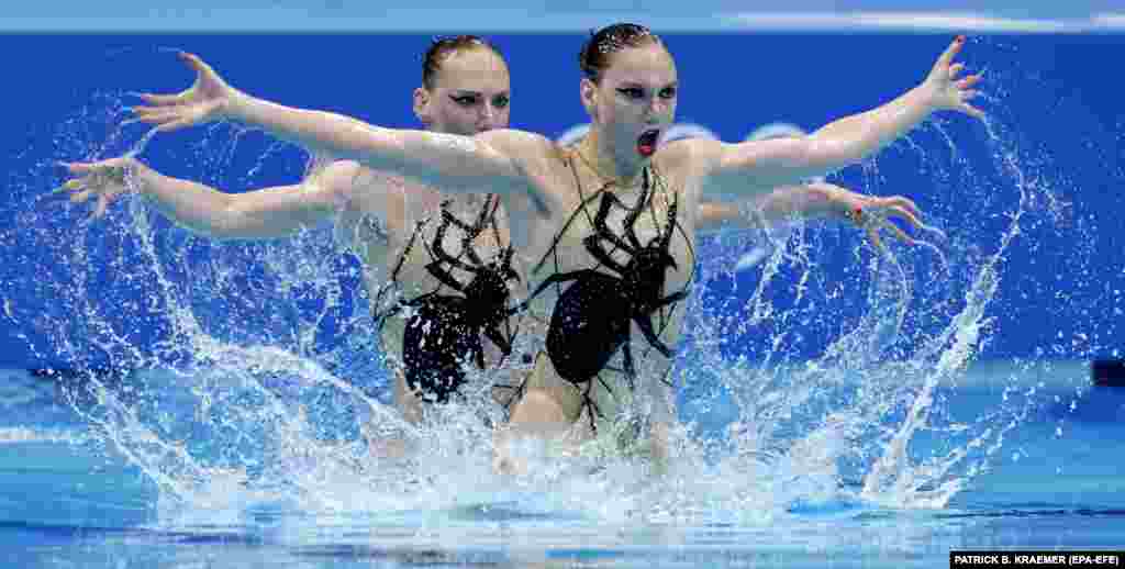 Svetlana Romashina and Svetlana Kolesnichenko of the Russian Olympic Committee (ROC) perform during the Duet Free Routine Final of the Artistic Swimming events of the Tokyo 2020 Olympic Games at the Tokyo Aquatics Centre in Tokyo, Japan, 04 August 2021. Svetlana Romashina and Svetlana Kolesnichenko took gold.