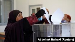Žena glasa na parlamentarnim izborima u Kazablanci, Maroko, 8. septembar 2021.