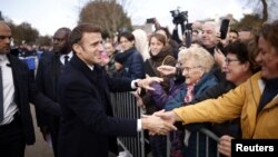 Francuski predsjednik Emmanuel Macron pozdravlja građanke tokom posjete u Plougastel-Daoulas, Francuska, 3. novembra 2023.