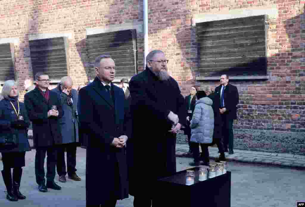 Președintele polonez Andrzej Duda (stânga) și Piotr Cywiński (dreapta), Directorul Muzeului de Stat Auschwitz-Birkenau, la o ceremonie de depunere de coroane la așa-numitul Zid al Morții de lângă fostul Bloc 11 al fostului lagăr principal Auschwitz I din Oswiecim, Polonia, pe 27 ianuarie 2025, în timpul comemorării a 80 de ani de la eliberarea Lagărul de concentrare și exterminare nazist german Auschwitz-Birkenau.&nbsp;