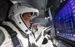 Широке використання сенсорних екранів в Dragon знаменує собою драматичний відхід від попередніх космічних кораблів. Бенке каже, що після довгих років польотів з фізичним управлінням «відповіддю на всі польоти є не перемикання на сенсорний екран. Але для того завдання, яке у нас є, і для забезпечення безпеки польоту поблизу МКС сенсорний екран забезпечить нам цю можливість просто на відмінно»