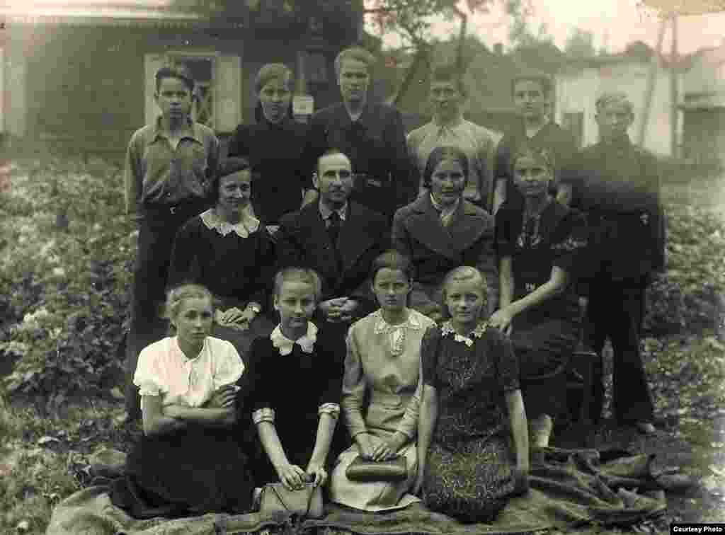 Выпуск 29-й народнай школы на Траецкім прадмесьці, 3 ліпеня 1943. Вітаўт стаіць трэці справа