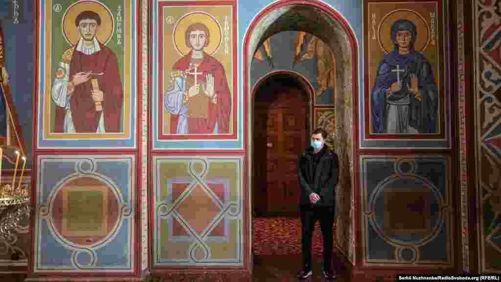 Катедралата Свети Михаил во Киев за време на Православната велигденска прослава на 18 април