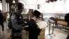 پلیس اورشلیم در حال بستن کنیسه‌ای متعلق به مذهبیون محافظه‌کار