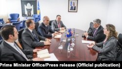 Kryeministri i Kosovës Ramush Haradinaj dhe ambasadori amerikan në Prishtinë, Philip Kossnet, gjatë një takimi të zhvilluar ditë më parë.