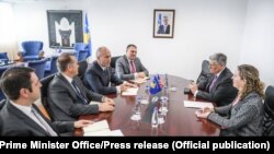 Foto nga arkivi, ambasadori i SHBA-së në Kosovë, Philip Kosnett dhe kryeministri i Kosovës, Ramush Haradinaj