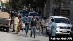 Ауғанстан үкіметінің ақпарат және медиа орталығының басшысы Дава Хан Менапал қастандықпен өлтірілген жерде жүрген қауіпсіздік қызметі өкілдері. Кабул, Ауғанстан, 6 тамыз 2021 жыл.