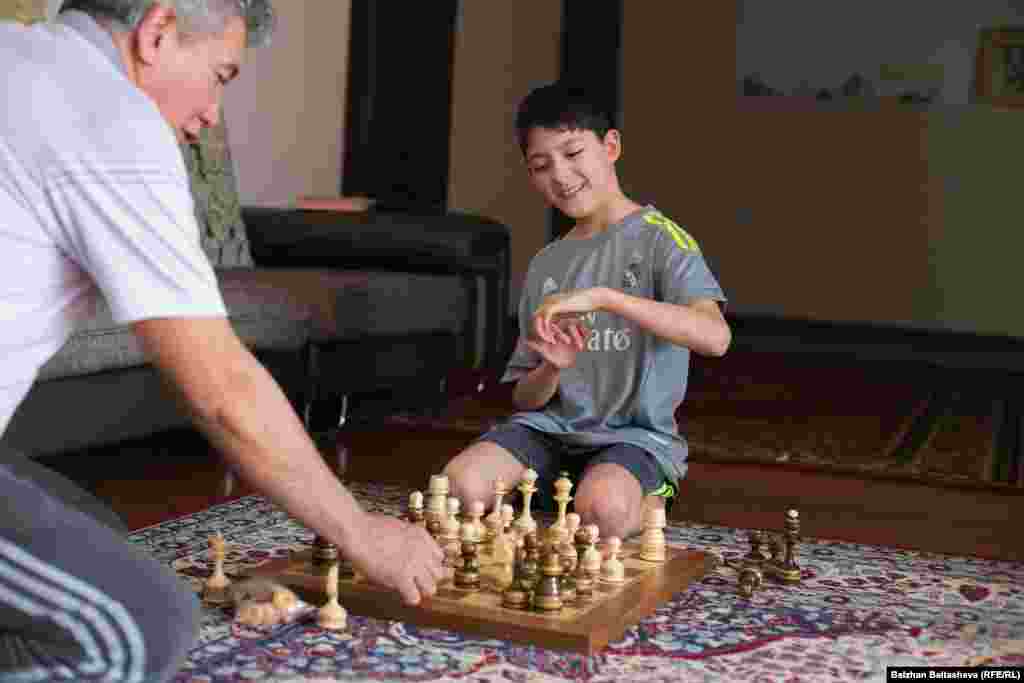 Әмір шахмат ойнағанды ұнатады. Әкесі Кенжебайдың сөзінше, Әмір оны үнемі ұтып кетеді. 