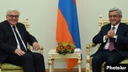 Президент Армении Серж Саргсян (справа) принимае главу МИД Германии Франк-Вальтера Штайнмайера, Ереван, 23 октября 2014 г.