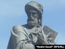 Статуя Ибн Сины в Душанбе