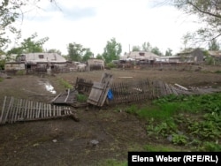 Дворы в поселке Габидена Мустафина после наводнения. 17 мая 2015 года.