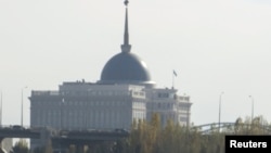 Здание администрации президента Казахстана в Астане.
