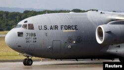 Транспортный самолет C-17 на авиабазе Рамштайн в Германии. Архивное фото