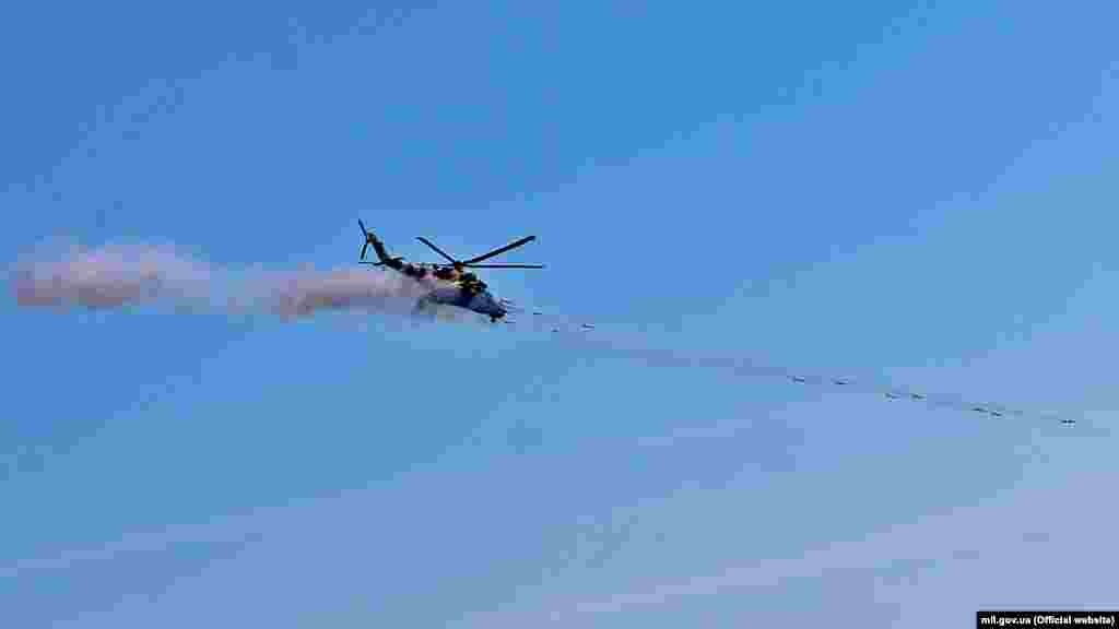 Ударний гелікоптер Мі-24, за легендою, прикриває десантно-штурмові підрозділи під час відбиття атаки умовного противника