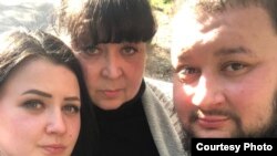 Роман Сарычев с сестрой и мамой Еленой Янченко (в центре)