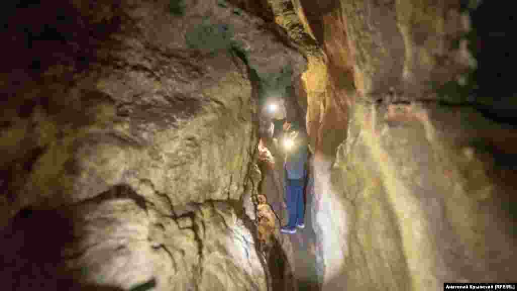 Проходи між галереями печери досить вузькі. Вона має чотири так звані сифони, тобто затоплені ділянки галереї. Це частина дна підземної річки, яка н сьогодні неабияк пересохла