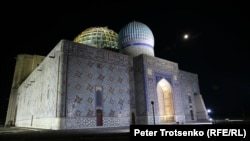 Мавзолей Ходжи Ахмеда Ясави ночью. Туркестан, 21 августа 2018 года