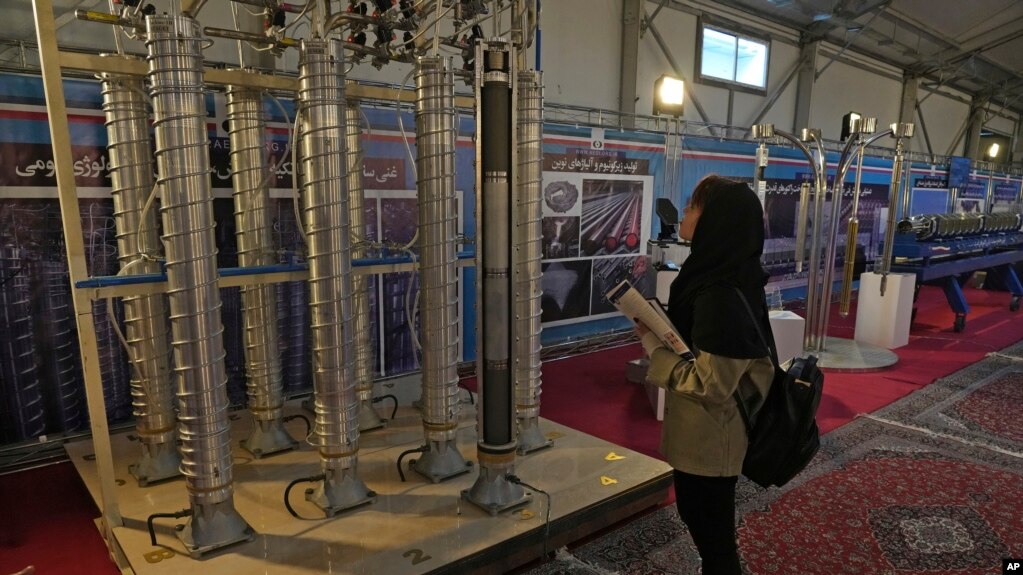 یک دانش‌آموز در حال نگاه کردن به سانتریفوژهای ساخت ایران در نمایشگاهی در تهران 