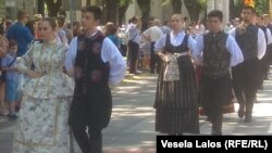 Илустрација - Припадници на заедницата хрватски Буњевци облечени во народни носии на фестивал во Суботица, Србија