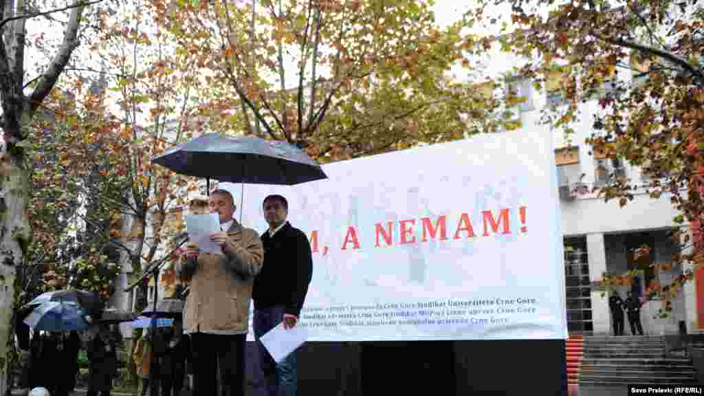 Nenad Čobeljić (lijevo) na protestu