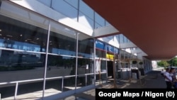 Nadstrešnica ispred ulaza u Železničku stanicu u Novom Sadu, jun 2022. Print screen sa Google Maps-a, korisnika "Nigon".