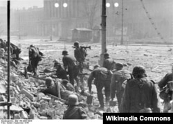 Varşavada üsyançılarla döyüşən alman əsgərləri 1944
