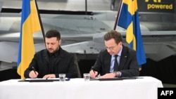 Володимир Зеленський (ліворуч) і Ульф Крістерссон  під час зустріч в Швеції, жовтень 2025 року