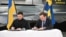 Володимир Зеленський (ліворуч) і Ульф Крістерссон  під час зустріч в Швеції, жовтень 2025 року