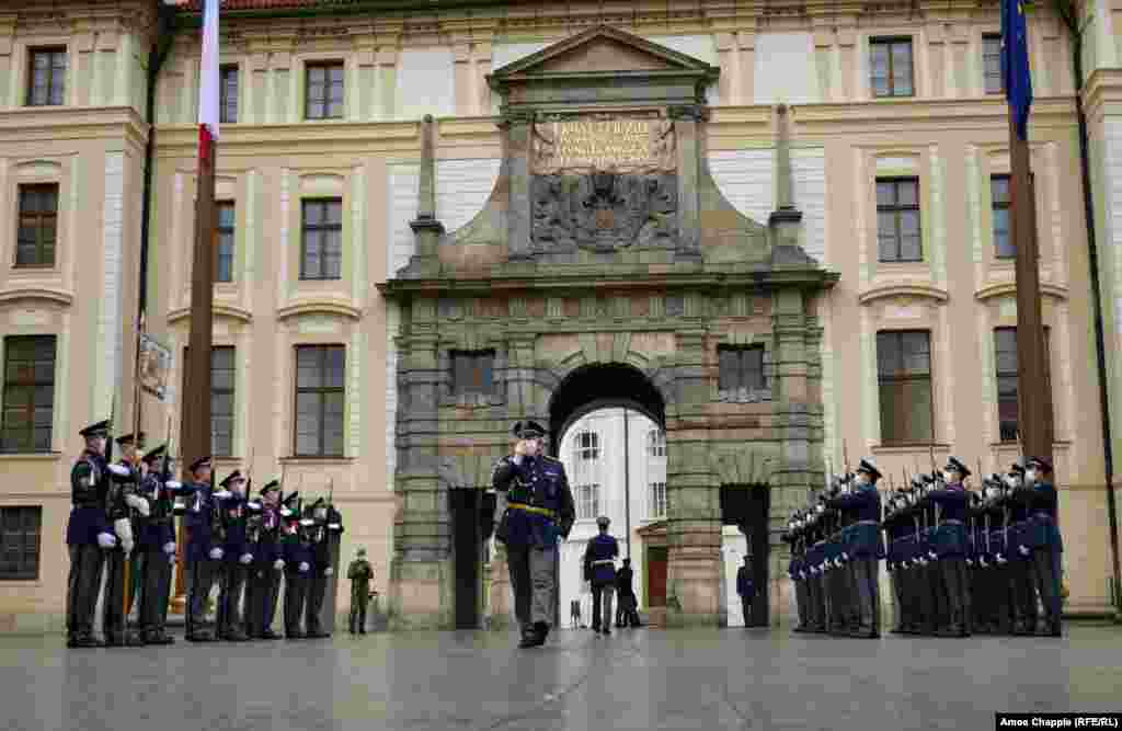 Церемонія зміни варти опівдні 25 травня