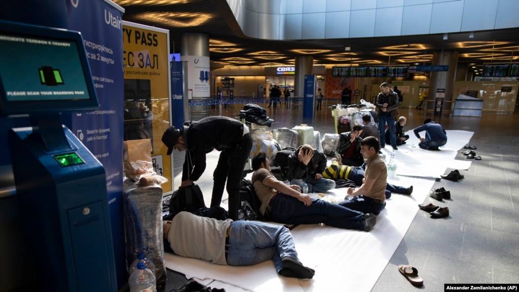 Таджикские мигранты, застрявшие в московском аэропорту "Внуково". Март 2020
