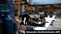 Таджикские мигранты, застрявшие в московском аэропорту "Внуково". Март 2020 
