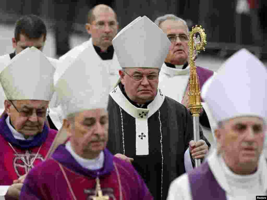 Czech Republic -- Archbishop Dominik Duka (C) attends the funeral ceremony for the late former President Vaclav Havel at Prague Castle's St. Vitus Cathedral, 23Dec2011