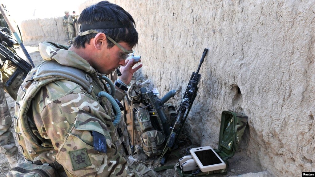 Një ushtar britanik duke u përgatitur për ta lëshuar një version të hershëm të Grerëzës së Zezë, gjatë një operacioni luftarak në Afganistan, më 2013.