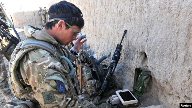 Британски войник в Афганистан, който през 2013 г. използва по-стара версия на Black Hornet