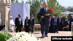 Президент Казахстана Нурсултан Назарбаев возлагает цветы к могиле Ислама Каримова в Самарканде. 12 сентября 2016 года.