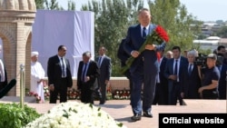 Президент Казахстана Нурсултан Назарбаев с цветами у могилы первого президента Узбекистана Ислама Каримова. Самарканд, 12 сентября 2016 года.