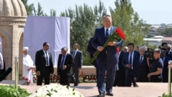 Президент Казахстана Нурсултан Назарбаев возлагает цветы к могиле Ислама Каримова в Самарканде. 12 сентября 2016 года.