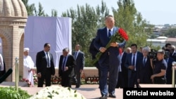 Қазақстан президенті Нұрсұлтан Назарбаев Өзбекстанның қайтыс болған президенті Ислам Каримовтің басына гүл қою рәсімінде. Самарқан, 12 қыркүйек 2016 жыл.