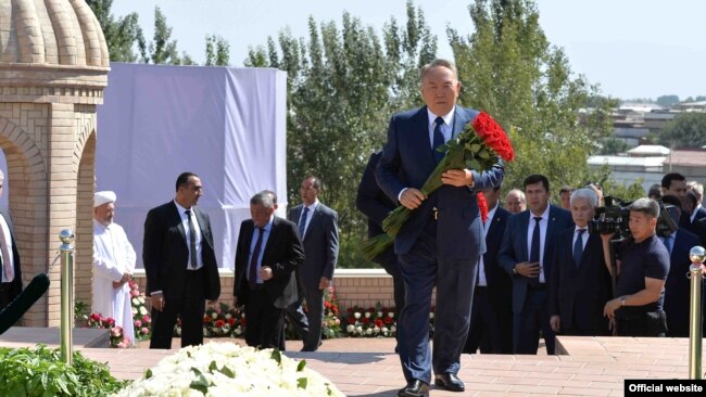 Президент Казахстана Нурсултан Назарбаев возлагает цветы к могиле Ислама Каримова в Самарканде. 12 сентября 2016 года.