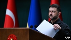 Președintele Zelenski revine la Kiev după trei zile de eforturi diplomatice care l-au purtat prin Franța, Spania și Turcia. L-ar putea aștepta un plan de pace american care îi propune de fapt capitularea.