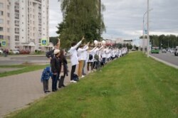 Пратэст мэдыкаў на пачатку. Да яго далучаюцца жыхары мікрараёну Спадарожнік